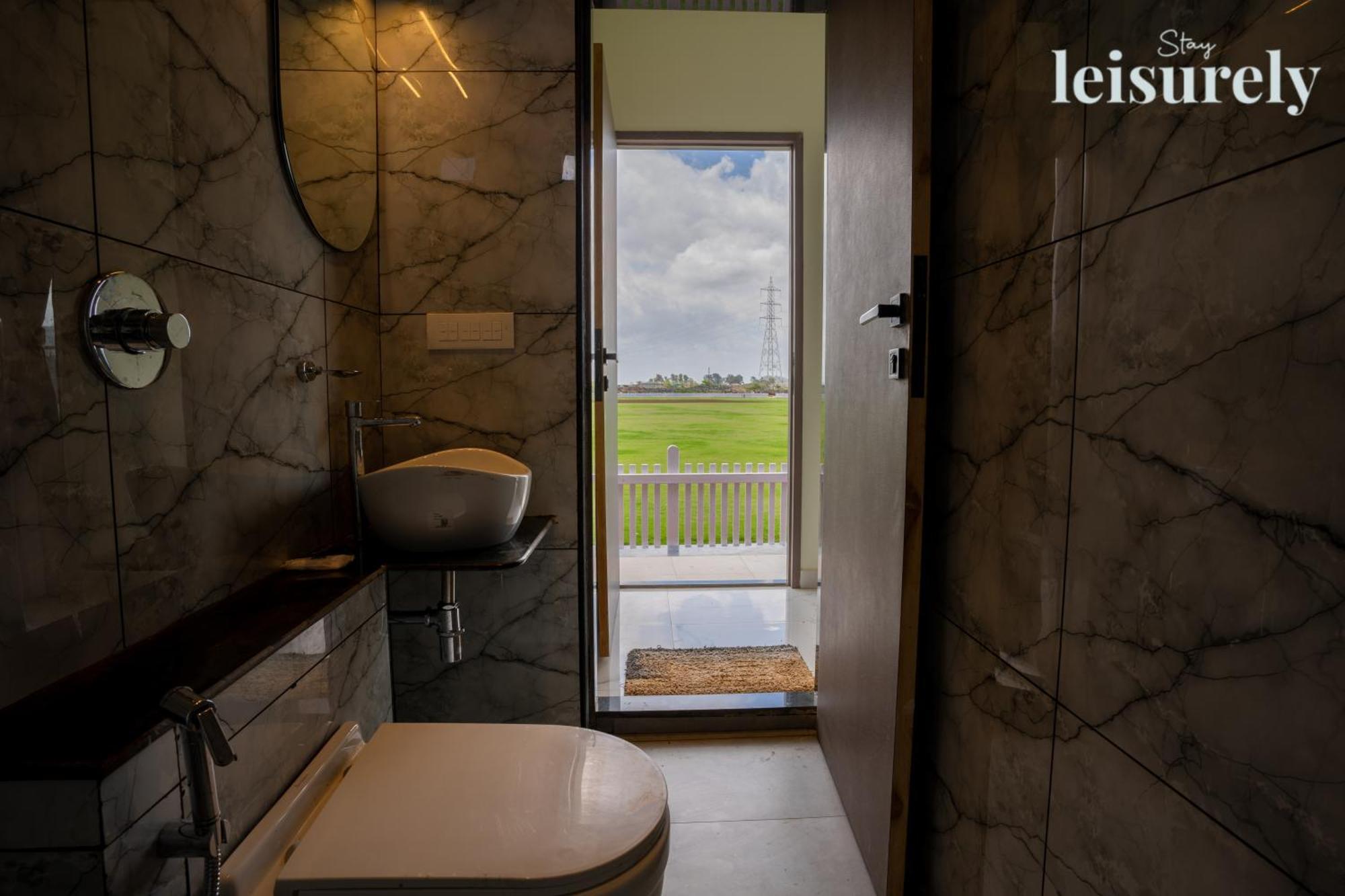 Stay Leisurely - Pavilion By The Hills, Lonavala - Stadium View Rooms المظهر الخارجي الصورة